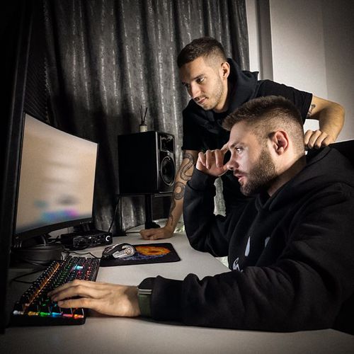 Обложка к песне Она Делит Вайб (feat. Neel) от Korel