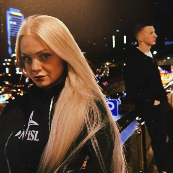 Обложка к песне Останусь (feat. Solidnaya) от Kosmal